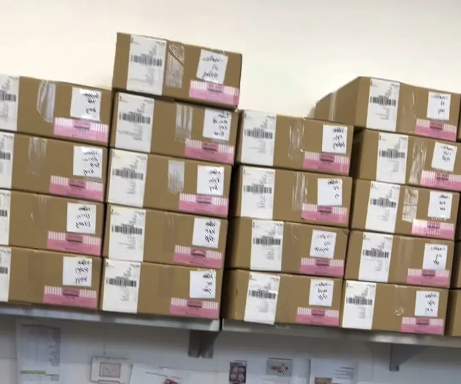 מדפים במפעל עמוסים בקרטוני הזמנות ארוזים